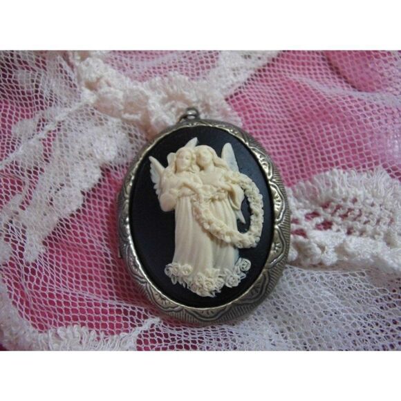 Easter Heart Angel Cherub Locket Locket Necklace 2 angels wreath photo keepsake - Picture 3 of 5